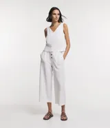 Pantalón tipo pantalona de viscosa color blanco, con cintura mediana, cierre frontal con botones y bolsillos laterales.