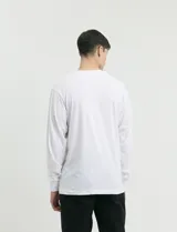Remera de manga larga color negro, con cuello redondo y puños en punto canalé.