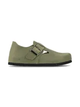 Zapato tipo guillermina color verde oliva de cuero rústico con acabado natural, diseño de inspiración retro con hebilla metálica lateral y suela de EVA.