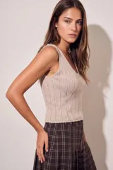 Top musculosa de tejido de punto acanalado, color beige, con escote en V y ajuste al cuerpo.