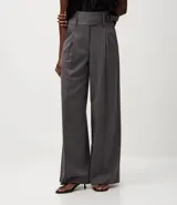 Pantalón de vestir gris oscuro, modelo wide leg, con cintura traspasada y hebilla metálica. Presenta pliegues delanteros marcados y bolsillos traseros.