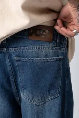 Jean de corte mom fit en color celeste claro, confeccionado en denim resistente con diseño de tiro alto y pierna holgada.