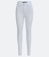 Pantalón skinny blanco de sarga con cintura mediana, trabillas, cierre con botón y cremallera, bolsillos delanteros y traseros.