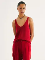 Musculosa tejida de punto con escote en V y breteles anchos, de calce holgado.