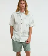 Bermuda masculina color verde con cintura elastizada ajustable con lazo, bolsillos laterales y traseros, y etiqueta de goma en el ruedo. Confeccionada en poliéster.