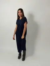 Vestido midi de punto acanalado en color azul marino, con cuello redondo y mangas cortas con dobladillo.