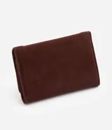 Billetera mediana Satinato tipo sobre, confeccionada en suede marrón con solapa frontal, detalles de costuras pespunteadas, apliques metálicos y cierre de botón a presión.