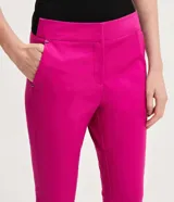 Pantalón de vestir rojo con corte cigarette, bolsillos delanteros y aberturas laterales en el ruedo.