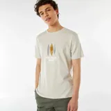 Remera color crudo de corte recto y mangas cortas. Estampado frontal con tres tablas de surf y texto "Waimea Bay".