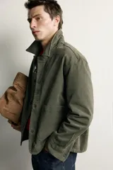 Sobrecamisa relaxed fit de algodón color verde militar, con cuello solapa, manga larga con puño abotonado, bolsillos frontales de plastrón y efecto lavado.