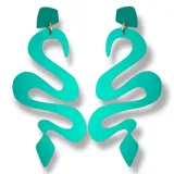 Par de aros colgantes con forma de serpiente, color rojo metalizado.