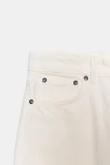 Jeans de tiro medio con corte tapered, confeccionados en denim de color negro con costuras en contraste. Presentan diseño de cinco bolsillos, trabillas en la cintura y cierre frontal con cremallera y botón.