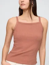 Musculosa de tejido acanalado en color salmón, con escote cuadrado y breteles finos.