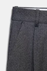 Pantalón de tiro alto con diseño de pernera recta y pinzas delanteras. Cuenta con bolsillos frontales, falsos bolsillos de vivo en la parte trasera y cierre frontal con cremallera, botón interior y gancho.