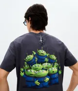 Remera de algodón con cuello redondo y manga corta, de corte holgado. Presenta un estampado frontal de los Aliens de Toy Story siendo atrapados por una garra mecánica.