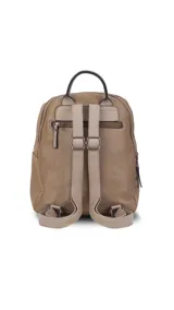 Mochila de cuero sintético en color beige con detalles en color suela. Cuenta con múltiples compartimentos frontales con cierre metálico, correas regulables y manija superior.
