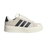 Championes Adidas modelo Streettalk Bold, color gris claro con las características tres tiras laterales en negro y suela plataforma blanca.