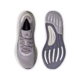 Championes de running Adidas Supernova Stride, color lila con detalles plateados y suela blanca.