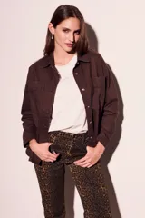 Sobrecamisa marrón de algodón con cuello camisero, cierre con botones a presión, dos bolsillos de parche en el pecho y corte recto.