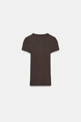 Camiseta de manga corta color marrón, con cuello redondo y corte slim fit.