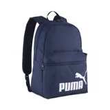Mochila Puma modelo Phase, color azul marino, con compartimento principal y bolsillo frontal con cierre. Presenta el logo de la marca estampado en blanco en la parte inferior delantera y correas ajustables acolchadas.