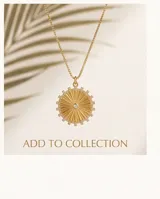 Collar de bronce dorado con cadena fina y dije circular texturizado en forma de sol con una circona en el centro.