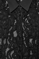 Camisa de manga larga confeccionada en encaje negro con patrón floral. Presenta cuello solapa de tejido liso negro y cierre frontal de botones. El bajo del ruedo y los puños tienen terminación de encaje festoneado.
