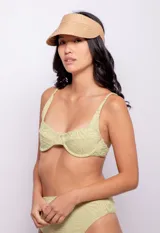 Top de bikini negro con textura animal print, breteles ajustables y gancho en la espalda.