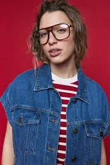 Chaleco de jean oversized color negro, con cuello camisero y cierre frontal con botones metálicos. Presenta un diseño estructurado con costuras reforzadas.