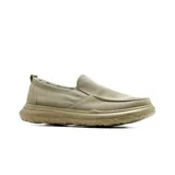 Zapato casual tipo slip-on de hombre, color beige, confeccionado en lona con suela gruesa de goma al tono.