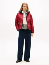 Campera puffer ligera roja con capucha y cierre frontal de cremallera. Presenta diseño acolchado horizontal, bolsillos laterales con cierre y el logo bordado en el pecho.