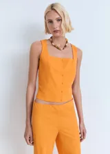 Pantalón de corte recto y tiro medio, confeccionado en tejido mezcla de algodón, poliamida y lino. Presenta cintura con elástico para mayor comodidad y diseño largo.