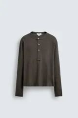 Camiseta de manga larga con cuello redondo y cierre frontal de tres botones, confeccionada en tejido de mezcla de algodón con corte relajado.
