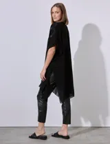 Kimono negro de gasa con apliques de brillos, marca Jessica Mc Clintock.