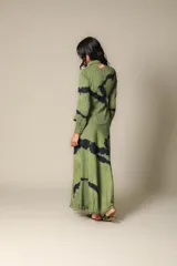 Falda maxi verde con estampado tie-dye en azul oscuro, terminación desflecada en el bajo y lazo ajustable en la cintura.