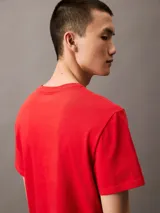 Remera roja de algodón con cuello redondo y logo estampado de Calvin Klein NYC en blanco.