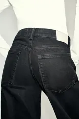 Jeans Z1975 de tiro bajo y pernera recta, con diseño de cinco bolsillos y cierre frontal con cremallera y botón, en tono azul desgastado.