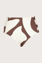 Calzón de baño de talle alto con frunces laterales y estampado abstracto en tonos marrones y blancos.