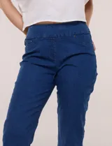 Capri de denim blanco con pretina ancha elastizada, tiro alto, bolsillos simulados al frente y bolsillos funcionales en la parte posterior, con pequeños tajos laterales en el bajo.