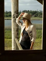 Body negro de encaje con escote en V y breteles finos.