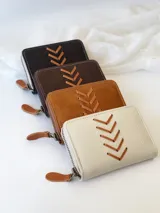 Billetera marrón de cuero con cierre metálico y diseño de espiga.