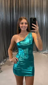 Vestido corto metalizado color turquesa, de un solo hombro, con fruncido lateral y corte ajustado al cuerpo.