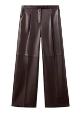 Pantalón de cuero sintético color marrón, de corte recto y tiro medio con pinzas en la cintura.