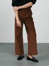 Pantalón de pana color marrón, de corte recto y tiro alto.