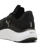 Championes de running y training Puma Softride Mayve 2 Wns, color negro con suela blanca amortiguada y detalle del logo de la marca plateado en el lateral.