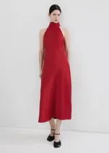 Vestido midi color rojo burdeos, con diseño recto, cuello halter y sin mangas, confeccionado en poliéster.