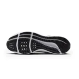 Championes de running Nike Pegasus 40, color negro con detalles en blanco. Presentan una parte superior de malla técnica transpirable, entresuela con tecnología Air Zoom para mayor amortiguación y suela de goma con tracción optimizada.