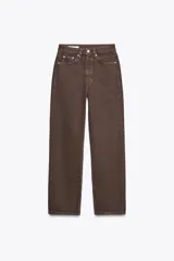 Jeans de tiro alto con corte mom fit, cinco bolsillos y cierre frontal con cremallera y botón metálico.