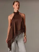 Blusa marrón de satén con cuello halter, diseño fluido y dobladillo asimétrico adornado con encaje delicado.