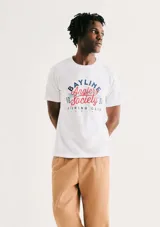 Camiseta de manga corta color negro con cuello redondo y parche con logo de la marca Hering en el pecho.